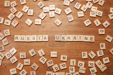 Téléchargez les photos : Lettres russes et ukraines sur fond bois - en image libre de droit