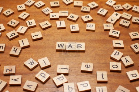 Foto de Cartas de guerra dispuestas sobre tabla de madera - Imagen libre de derechos
