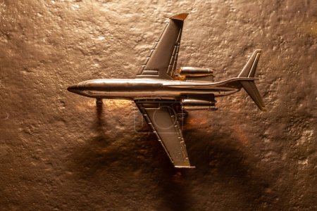 Téléchargez les photos : Avion jouet doré sur fond doré - en image libre de droit