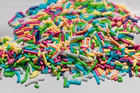 Foto de Montón de bolitas de azúcar decorativas pastel - Imagen libre de derechos
