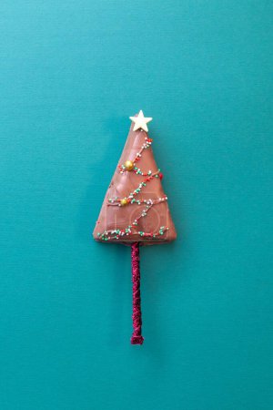 Téléchargez les photos : Gâteau au chocolat en forme d'arbre de Noël sur fond vert - en image libre de droit