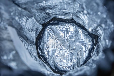 Téléchargez les photos : Feuille d'aluminium isolé matériau chauffe-bouteille - en image libre de droit