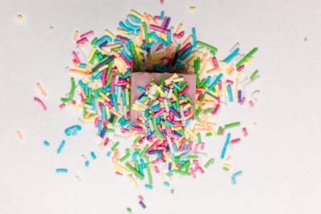 Foto de Pequeño pastel espolvoreado con perlas de azúcar decorativas - Imagen libre de derechos