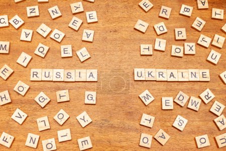 Russische und ukrainische Buchstaben auf Holzgrund