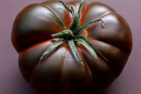 Téléchargez les photos : Grande tomate foncée sur fond brun - en image libre de droit