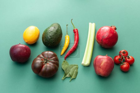 Téléchargez les photos : Fruits et légumes sur fond vert - en image libre de droit