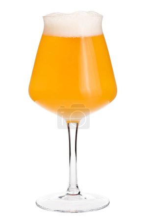 Téléchargez les photos : Verre Tiku en forme de tulipe conçu pour une bière artisanale remplie d'une bière aigre-smoothie brumeuse isolée sur fond blanc - en image libre de droit