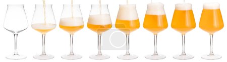 Téléchargez les photos : Hazy smoothie sour ale se déverse dans un verre Tiku en forme de tulipe conçu pour une bière artisanale isolée sur fond blanc - en image libre de droit