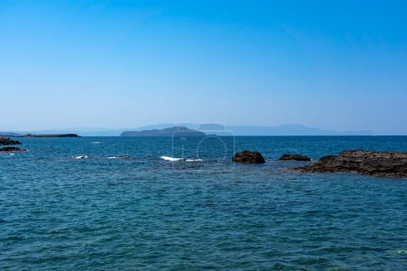 Foto de Hermosa vista desde Chania sobre el mar hacia la isla de Agii Theodori con el punto norte de Creta detrás de ella - Imagen libre de derechos