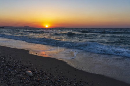 Foto de Una hermosa puesta de sol en la playa de Rethymno, Creta, Grecia - Imagen libre de derechos