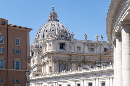 Foto de El exterior de la cúpula de la Basílica de San Pedro en la Ciudad del Vaticano, Roma - Imagen libre de derechos