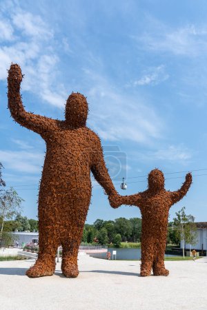 Téléchargez les photos : Huge statues of a parent and child, made of metal bees, at a horticultural exhibition in Almere, the Netherlands - en image libre de droit