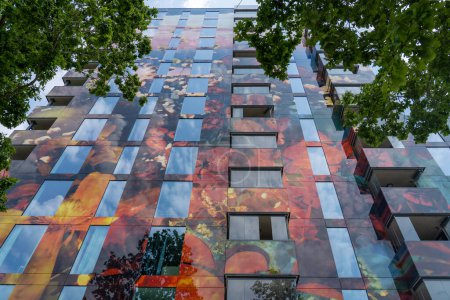 Téléchargez les photos : Beautiful apartment building with wall plates with a photo print at a horticultural exhibition in Almere, the Netherlands - en image libre de droit