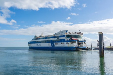 Foto de El ferry sale de la isla de Vlieland hacia el puerto de Harlingen - Imagen libre de derechos