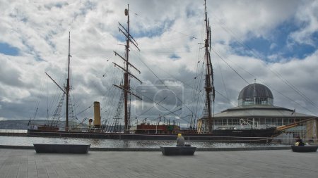Foto de Un velero de la plaza. Dundee, Escocia - 24 de marzo de 2023 El velero "Discovery", conocido por sus cruceros alrededor del mundo amarrado en la plaza de la ciudad de Dundee. - Imagen libre de derechos