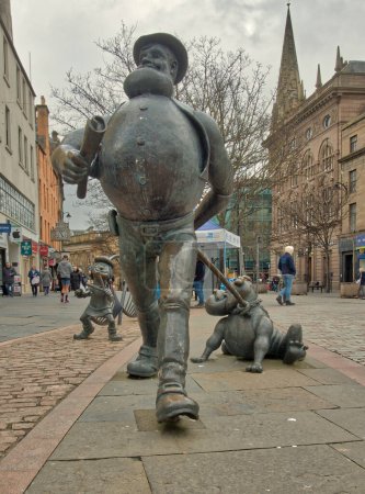 Foto de Tres de Dundee. Dundee, Escocia - 24 de marzo de 2023 Escultura de Desperate Dan y sus amigos, personajes de cómics escoceses en el centro de Dundee. - Imagen libre de derechos