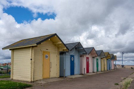 Téléchargez les photos : Cabanes de plage colorées, sur le front de mer de Mablethorpe - en image libre de droit