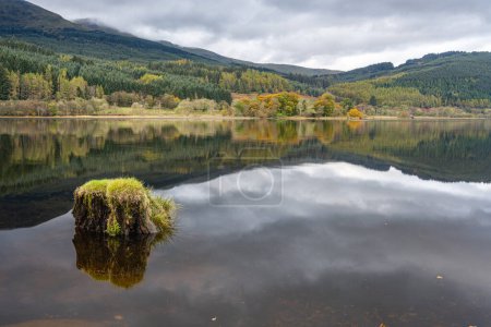 Téléchargez les photos : Belles réflexions automnales sur le Loch Lubnaig, dans le Loch Lomond et le parc national des Trossachs dans les Highlands écossais. - en image libre de droit