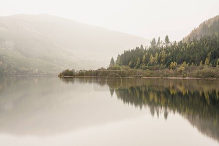 Foto de La lluvia que cae sobre el ladrón de Loch Lubnaig reduce el contraste en esta fotografía. - Imagen libre de derechos