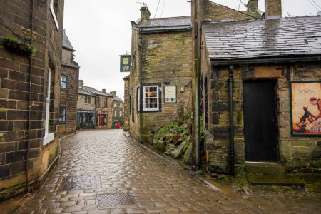 Foto de HAWORTH, Reino Unido 14-02-2024: Una foto que documenta una típica escena callejera de Haworth, hogar de la famosa familia Bronte. - Imagen libre de derechos