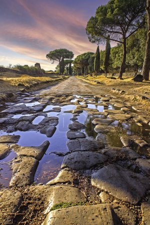 coucher de soleil sur l'ancienne route romaine d'appian way