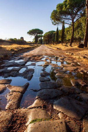 Coucher de soleil sur l'ancienne route romaine de la voie appian