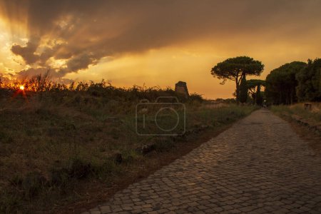 Coucher de soleil sur l'ancienne route romaine de la voie appian