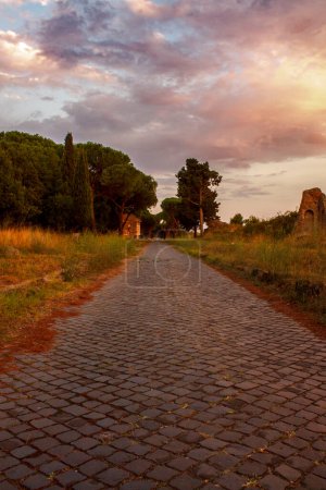 Sonnenuntergang auf der alten römischen Straße der appian way