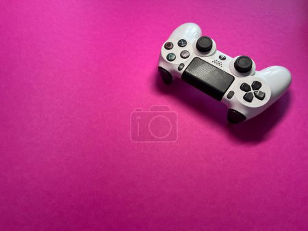 Téléchargez les photos : Contrôleur PS4 blanc sur le fond de couleur - en image libre de droit