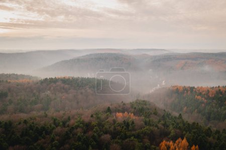 Foto de Vista aérea del Castillo de Ojcow, ruinas del castillo gótico en el Parque Nacional de Ojcow. Sendero de los nidos de águilas y el paisaje brumoso en otoño, Cracovia-Czstochowa Upland, Polonia, Europa. - Imagen libre de derechos