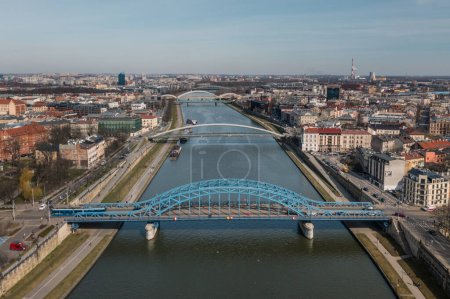 Foto de Opole, vista del dron del lado norte de la ciudad, puente Pamieci Sybirakow, calle Nysy Luzyckiej. - Imagen libre de derechos