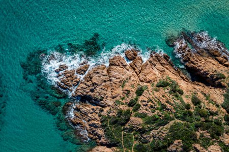 Foto de Vista aérea de la hermosa costa rocosa. Mar turquesa y rocas. Drone Vista de arriba hacia abajo de las aguas cristalinas del mar y acantilados de la orilla, Cerdeña del Sur, Italia. Mar Mediterráneo. - Imagen libre de derechos