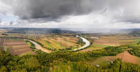 Foto de Paisaje otoñal lluvioso, vista aérea de la naturaleza. Panorama del río San cerca de Dynow, vista de Przemyskie Hills, día nublado, Polonia, septiembre 2022. - Imagen libre de derechos