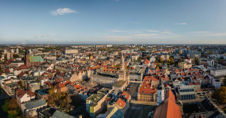 Foto de Opole, vista aérea panorámica del casco antiguo y Plaza del Mercado con ayuntamiento. Panorama del centro de la ciudad. Alta Silesia, Polonia, Europa. - Imagen libre de derechos