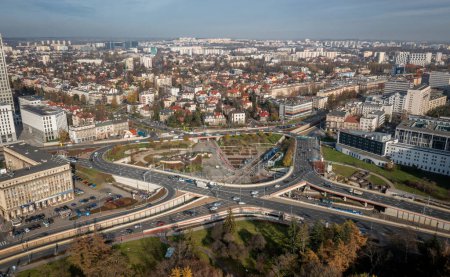 Foto de Vista aérea de Cracovia de la rotonda Grzegorzki Mogilskie. Transporte, tráfico de la ciudad en una gran ciudad polaca. Cracovia, 09.11.2022 r. - Imagen libre de derechos