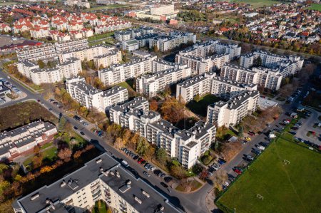Foto de Drone vista de la finca, vista de edificios de apartamentos, coches, calle. Arquitectura de la ciudad, suburbios Opole Mailnka, otoño. - Imagen libre de derechos