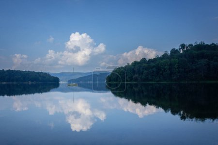 Foto de Lago azul y cielo con nubes, reflejo en el agua, Bieszczady, Lago Solina, Polonia. Finales de verano. - Imagen libre de derechos