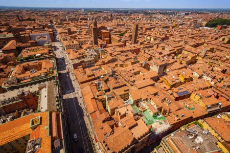 Bologna, Italien, Stadtbild vom Asinelli-Turm, zwei Türme