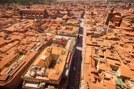 Zentrum von Bologna, Altstadt, Blick vom Turm Asinelli, Zwei Türme. Gebäude, Ziegeldächer und Straßen von Bologna. Rote Stadt in Italien.