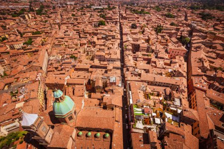Dachlandschaft, Ziegeldächer und Straßen von Bologna. Italienische rote Stadt. Mediterranes Stadtbild. Schöne Aussicht.