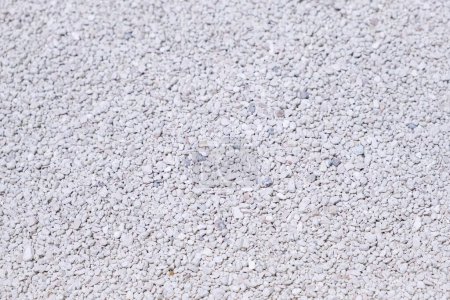 Foto de Basura de gato limpia en una bandeja de arena. Primer plano de bentonita blanca gato fresco. - Imagen libre de derechos