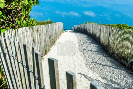 Entdecken Sie ruhige Strandpfade, die zum Meer führen und eine ruhige Aussicht und Entspannung bieten. Entdecken Sie bezaubernde Sanddünen, friedliche Landschaften und einladende Ferienhäuser in Floridas Panhandle. Eintauchen
