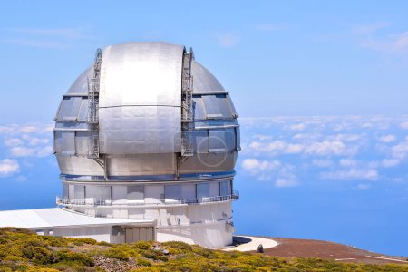 Imagen de un telescopio moderno de observatorio astronómico científico