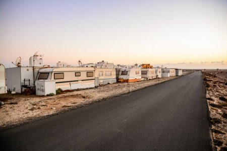 Photo d'un parc de caravanes dans le désert