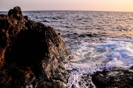 Fuertes olas se estrellan en la costa volcánica de Tenerife Islas Canarias