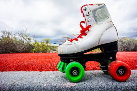 Bota de skate blanca vintage antigua en la esterreta de asfalto