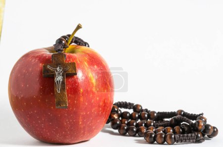 Bibel Evas Sünde roter Apfel auf weißem Hintergrund