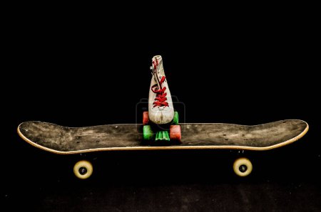 Style Vintage Noir Skateboard et Skate Boot sur un fond sombre