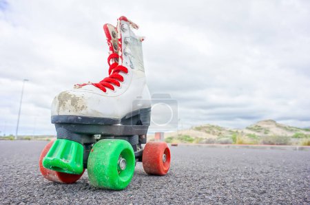 Foto Hdr de la vieja bota de skate blanco vintage en la esterreta de asfalto