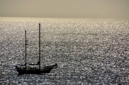 Hintergrundbild eines Silhouettenbootes im Ozean